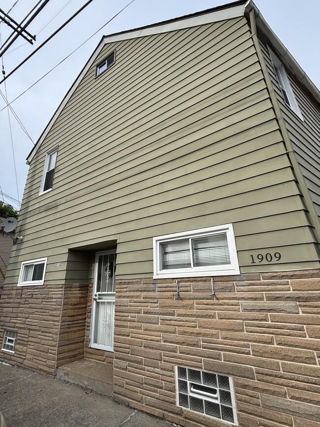1909 Coltman Rd, Unit 1 in Cleveland, OH - Foto de edificio - Building Photo