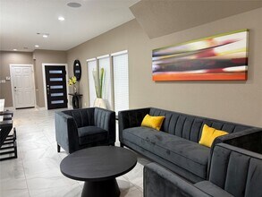 9134 Brandon St in Houston, TX - Foto de edificio - Building Photo