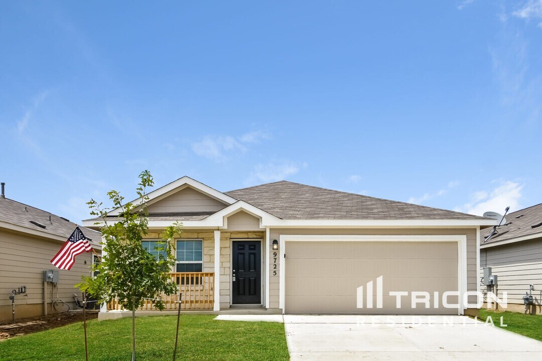 9725 Marbach Brk in San Antonio, TX - Building Photo