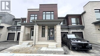 16 Blick Crescent in Aurora, ON - Building Photo