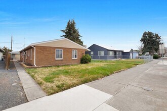 1131-1133 W Ivy Ave in Moses Lake, WA - Building Photo - Building Photo