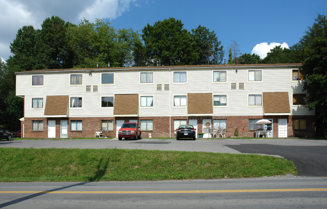 Maple Court Apartments in Oak Hill, WV - Building Photo