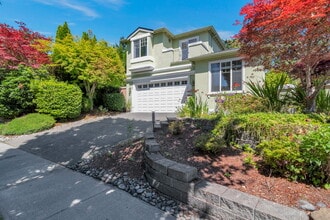 11218 NE 117th St in Kirkland, WA - Foto de edificio - Building Photo