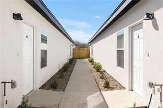 21 Heron Ave in McAllen, TX - Building Photo - Building Photo