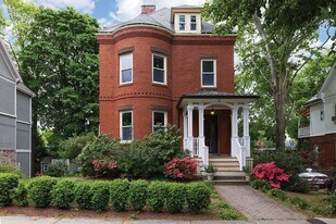 16 Kent Sq, Unit Unit #1 in Brookline, MA - Building Photo