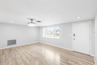 5648 Saren Dr in New Port Richey, FL - Foto de edificio - Building Photo