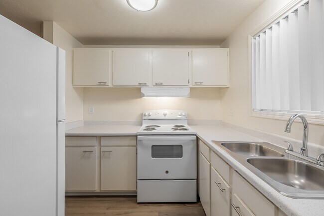 Colonial Villa Apartments in Portland, OR - Building Photo - Interior Photo