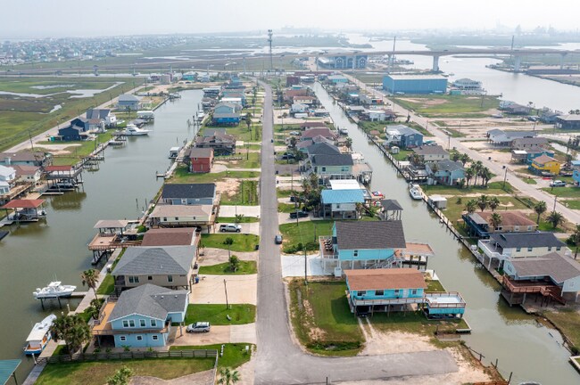 413 Pompano Ln in Surfside Beach, TX - Building Photo - Building Photo