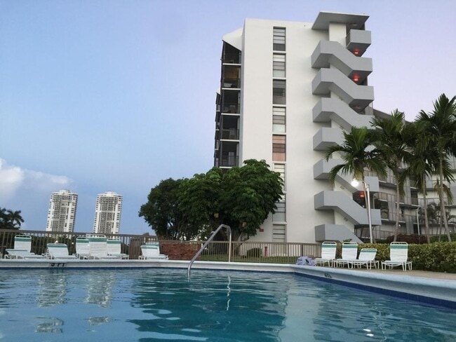 3475 N Country Club Dr, Unit 501 in Miami, FL - Building Photo - Building Photo