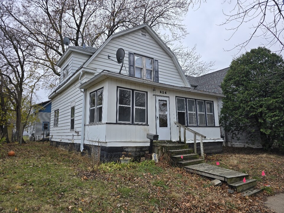 214 Denver St in Waterloo, IA - Building Photo