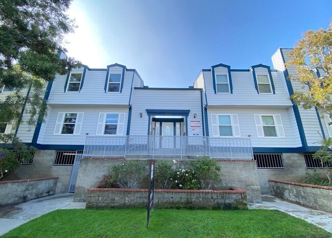 1611 S Bundy Dr in Los Angeles, CA - Building Photo - Interior Photo