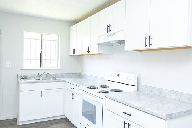 property at 1132 N Hickory St