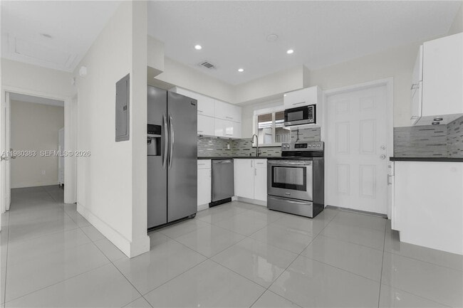 5271 NW 5th St, Unit 5271 in Miami, FL - Foto de edificio - Building Photo