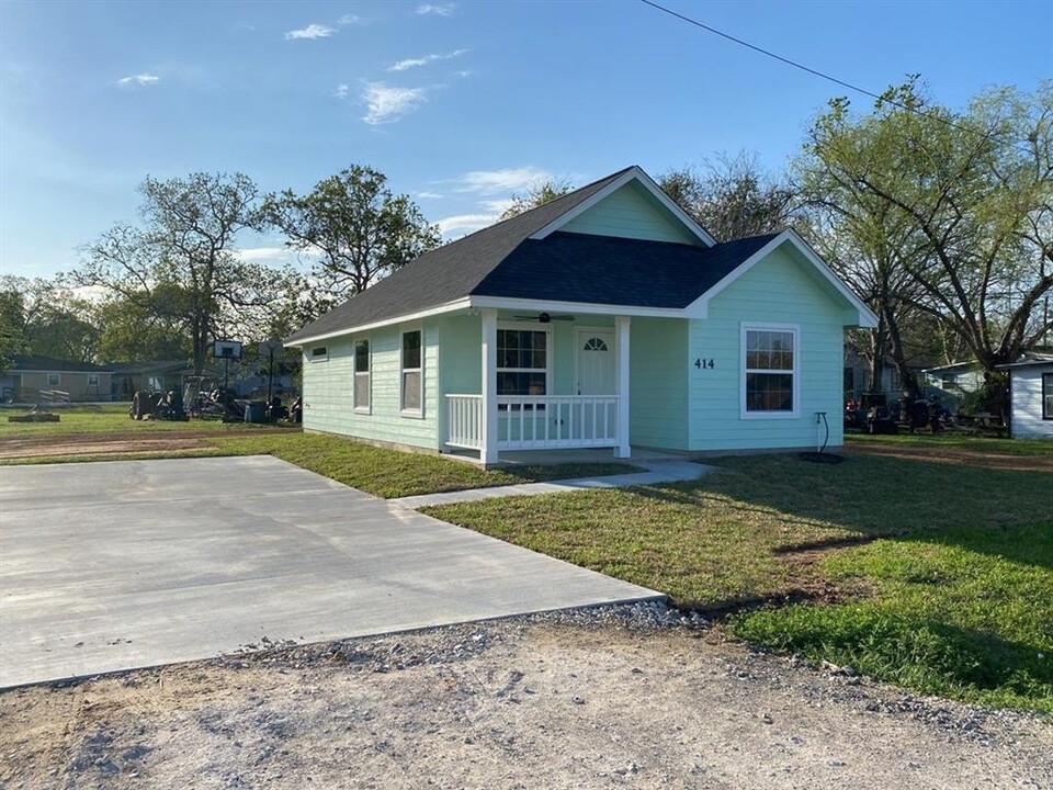 414 N 17th St in West Columbia, TX - Building Photo