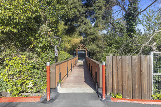 D'Avila Woods Apartments in El Sobrante, CA - Foto de edificio - Building Photo