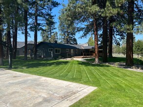 16017 Perit Huntington Rd in Sisters, OR - Building Photo - Building Photo