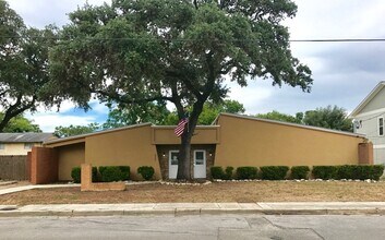 525 W Hutchison St in San Marcos, TX - Building Photo - Building Photo