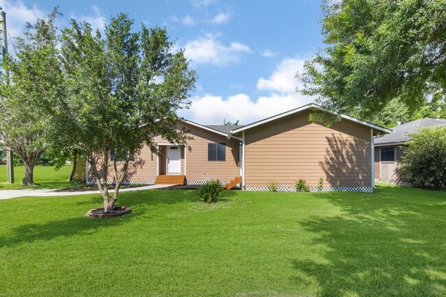 113 N Holmes St in La Porte, TX - Building Photo - Building Photo