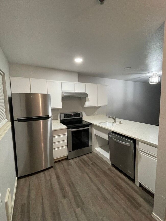 property at 2711 W Maplewood Ave