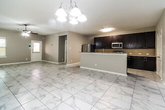 6935 Hazelnut Ln in Baytown, TX - Building Photo - Building Photo