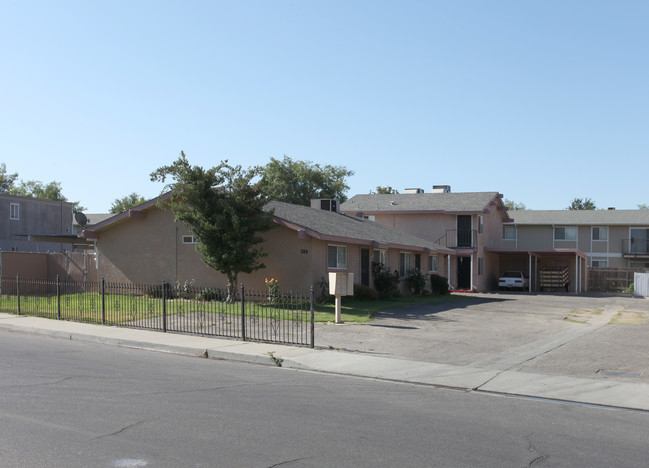 123 E Hazelwood Dr in Lemoore, CA - Building Photo - Building Photo