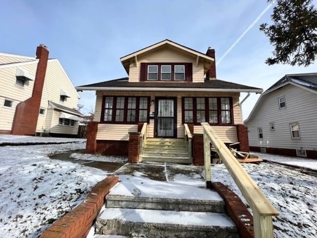 property at 1193 N Main St