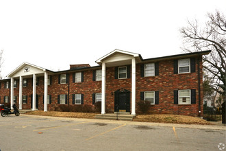 Colonial Oaks in Louisville, KY - Building Photo - Building Photo