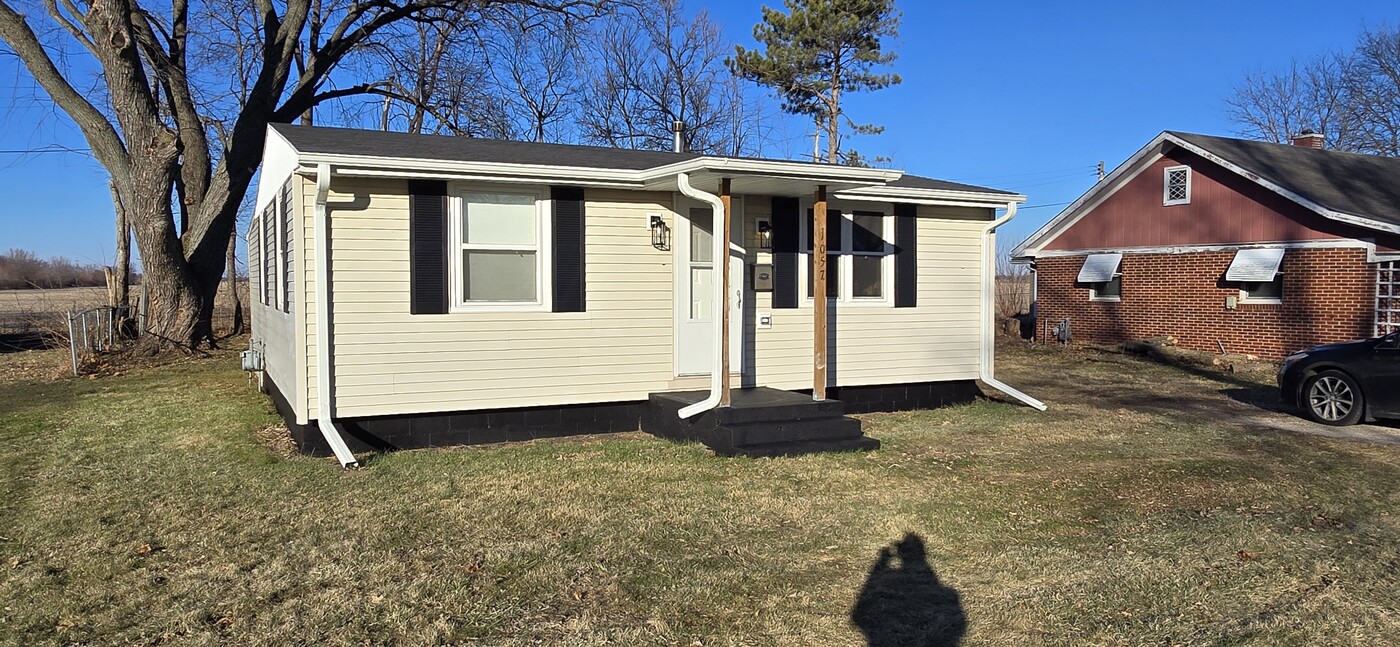 1057 Garden Ln in Galesburg, IL - Foto de edificio