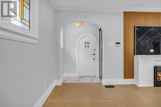 5765 Dorchester Rd in Niagara Falls, ON - Building Photo - Building Photo