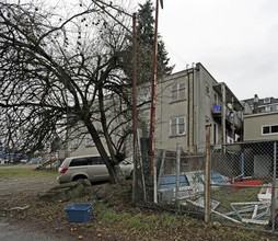 964 Brunette Ave in Coquitlam, BC - Building Photo - Building Photo