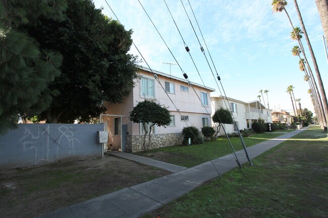 19120 Sherman Way in Reseda, CA - Building Photo - Building Photo