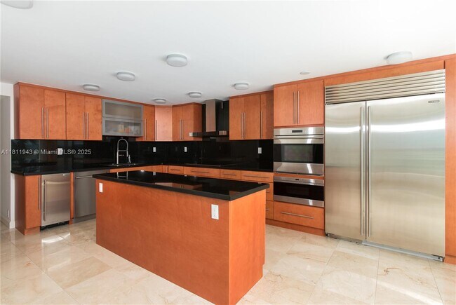 400 S Pointe Dr, Unit 606 in Miami Beach, FL - Building Photo - Building Photo