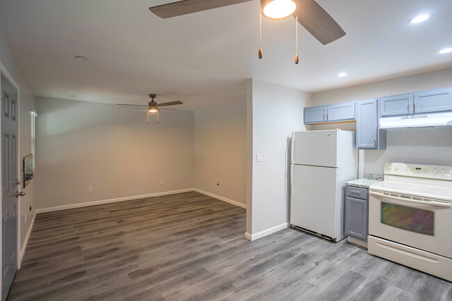 Hollybrook Apartments in Lawton, OK - Building Photo - Interior Photo