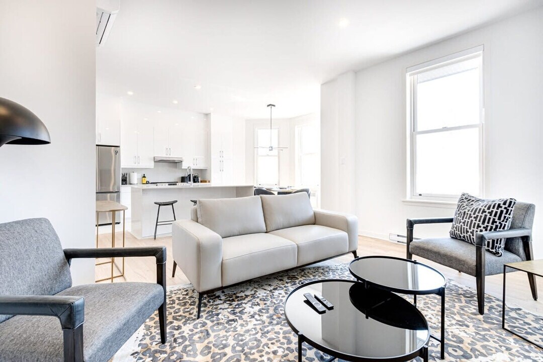405 Avenue du Mont-Royal O in Montréal, QC - Building Photo