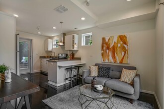 217 Hillcrest Dr in Encinitas, CA - Building Photo - Building Photo