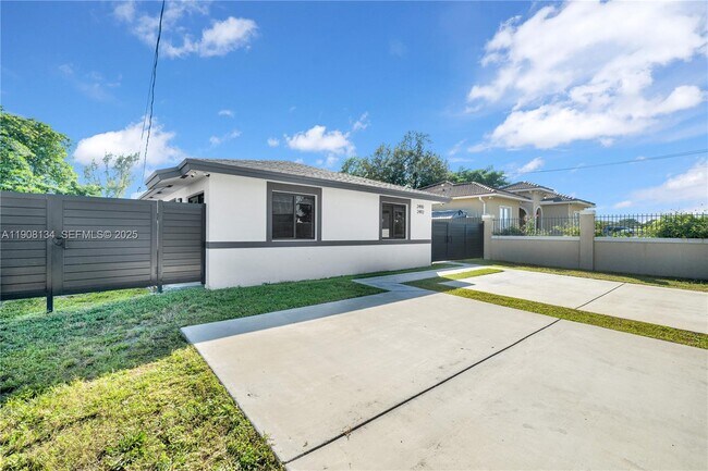 2490 NW 44th St in Miami, FL - Building Photo - Building Photo