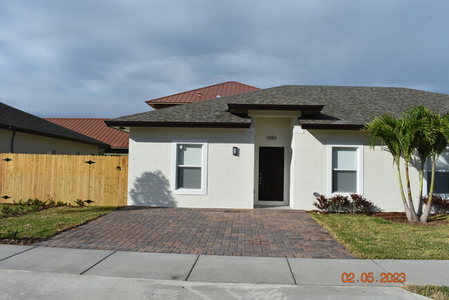 1570 W 26th Ct in Riviera Beach, FL - Building Photo - Building Photo