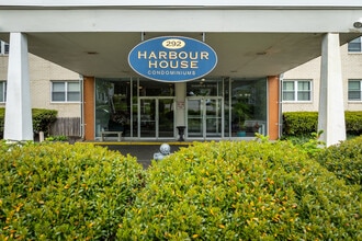 Harbour House Condominiums in New London, CT - Foto de edificio - Building Photo