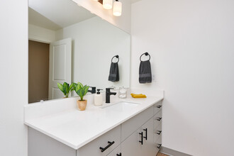 The Lawrence Apartments in Portland, OR - Foto de edificio - Building Photo