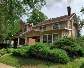 613 E College St, Unit 1 in Iowa City, IA - Building Photo - Building Photo