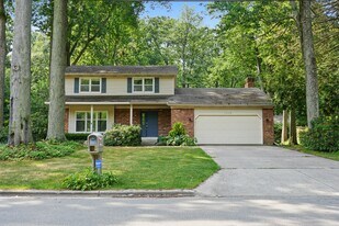 1008 Forest Hills Dr in Holland, MI - Building Photo