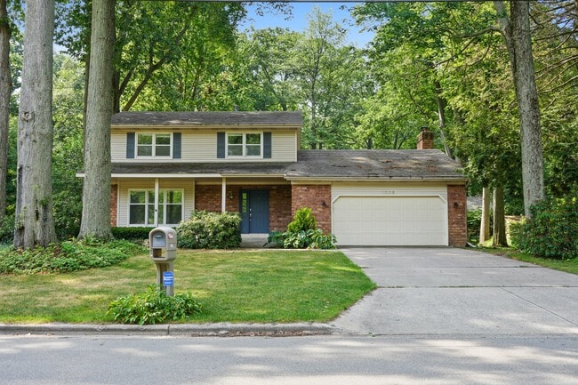 property at 1008 Forest Hills Dr