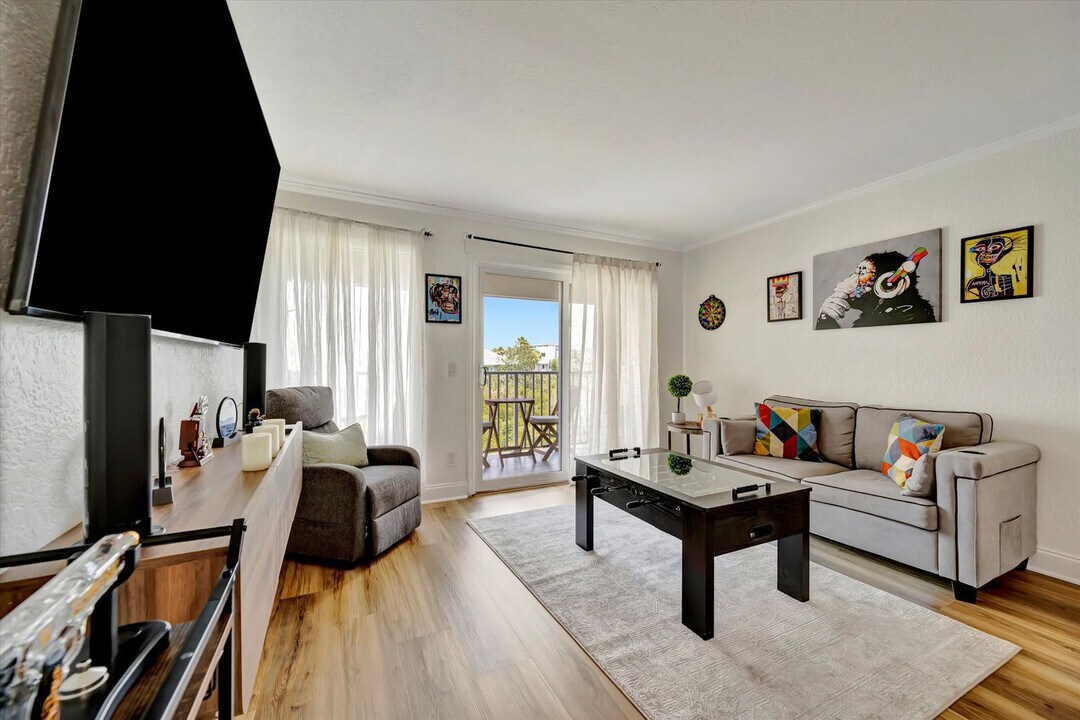 2506 N Rocky Point Dr in Tampa, FL - Foto de edificio