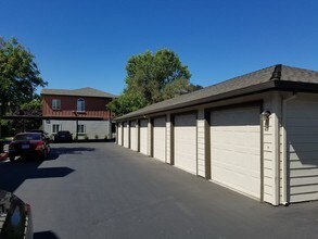 Davis Oaks in Stockton, CA - Foto de edificio - Building Photo