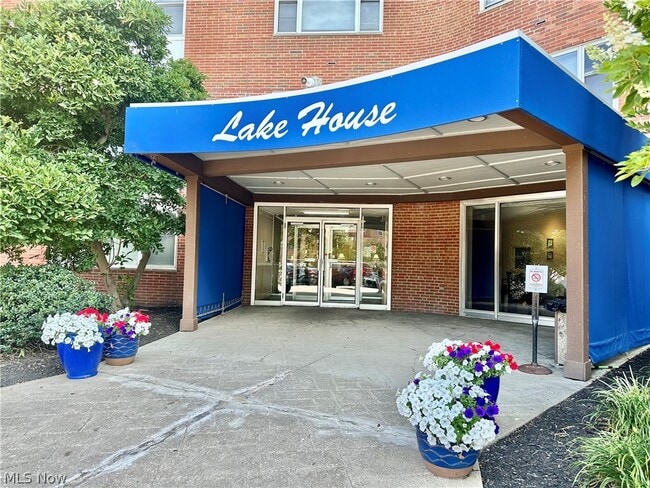 11850 Edgewater Dr in Lakewood, OH - Building Photo - Building Photo