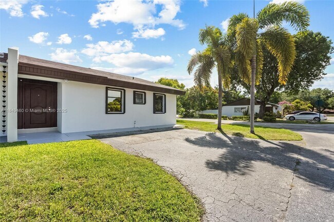 5402 SW 138th Pl in Miami, FL - Building Photo - Building Photo