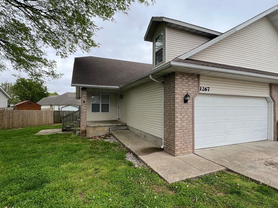 1267 Pinhook Dr in Nixa, MO - Building Photo