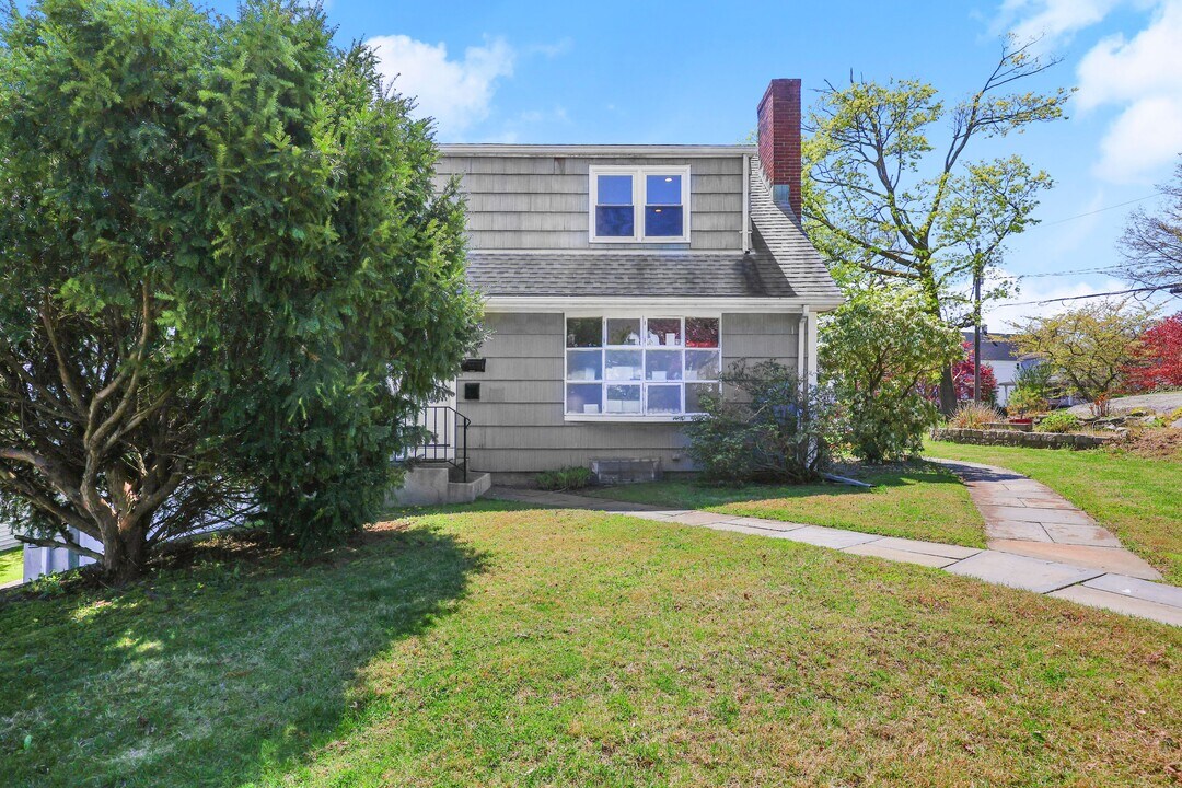 8 Reynolds Pl in Greenwich, CT - Building Photo