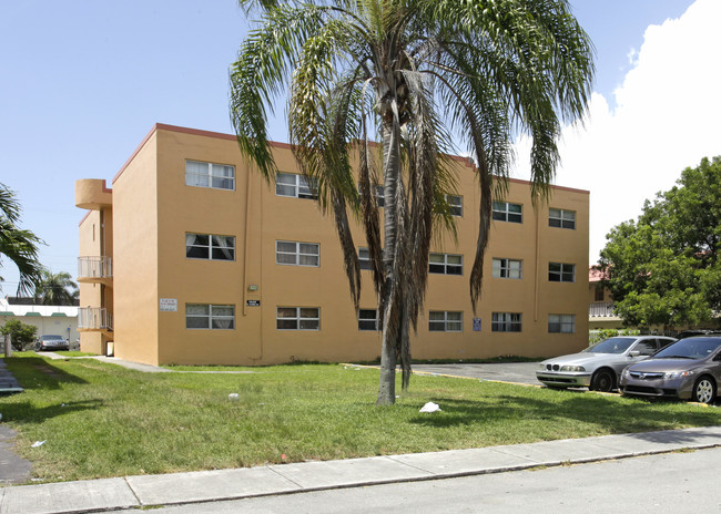 Bryan Apartments in North Miami Beach, FL - Foto de edificio - Building Photo