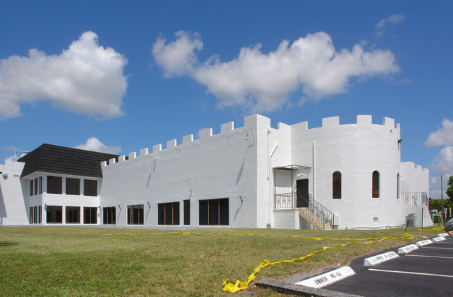 Castle Gardens in Fort Lauderdale, FL - Building Photo - Building Photo